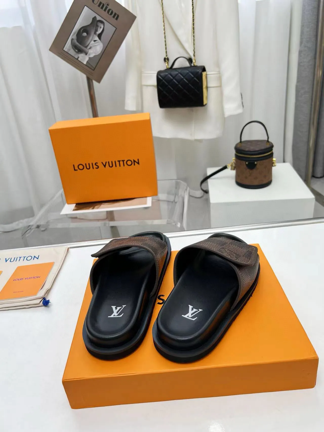 Factory price: 280💰LV luxury trainer slippers, made of first-layer calfskin, light and comfortable. The upper straps feature monogram embossing. Brings a unique color splicing effect. The precise fit of the insole and fine-grained rubber outsole are inspired by lv trainer size: 38-45